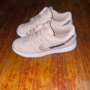 Nike dunks SE low primal pink